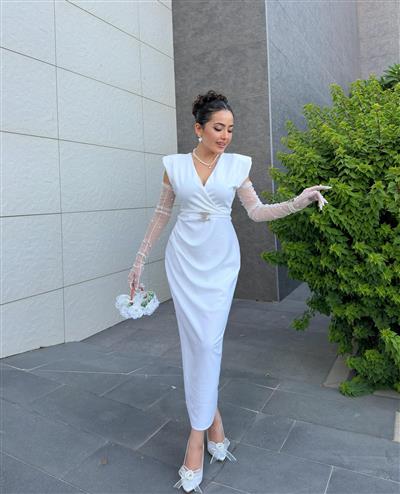 BEYAZ BROŞLU BÜZGÜLÜ DETAYLI ELBİSE