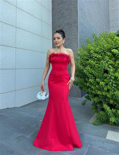 KIRMIZI TÜYLÜ STRAPLEZ ABİYE