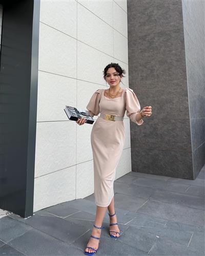 KREM DESEN KEMERLİ KREP KUMAŞ ELBİSE