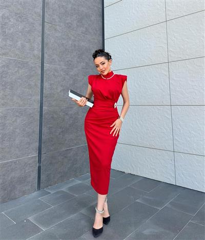 KIRMIZI BROŞLU ELBİSE