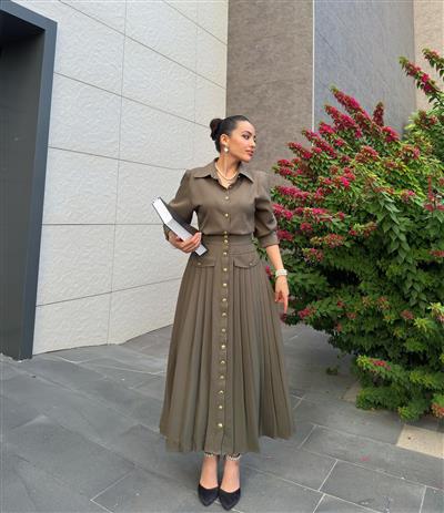 DÜĞME DETAYLI PİLİSELİ ELBİSE